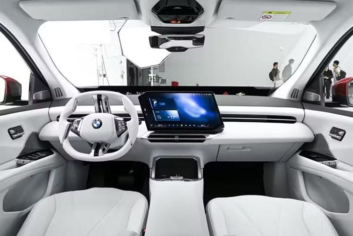 Trái với tốc độ nhận đơn, kế hoạch sản xuất và giao xe của BMW iX3 L lại diễn ra tương đối chậm. Những khách hàng đầu tiên dự kiến nhận xe từ tháng 11, trong khi việc sản xuất và giao xe với quy mô lớn được cho là phải chờ tới năm 2027. Một số khách hàng thậm chí có thể phải chờ đến ngày 31/1/2027 mới hoàn tất xác nhận đơn hàng chính thức.