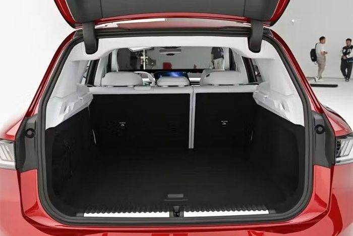 Cung cấp sức mạnh cho BMW iX3 30L là một mô-tơ điện đặt ở cầu sau, tạo công suất 265 mã lực và mô-men xoắn 500 Nm. Xe có khả năng tăng tốc 0-100 km/h đạt 6,8 giây. Bản này sở hữu cụm pin LFP dung lượng 77 kWh. Theo tiêu chuẩn CLTC, xe có thể di chuyển tối đa 630 km sau mỗi lần sạc đầy. Phiên bản iX3 40L xDrive được trang bị hai mô-tơ điện kết hợp hệ dẫn động bốn bánh.
