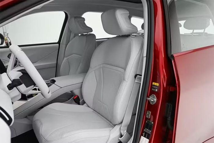 Theo đó, mỗi ngày giao xe chậm, khách hàng được cộng 100 điểm thành viên BMW. Những người phải chờ tới tháng 1/2027 có thể tích lũy khoảng 16.000 điểm, tương đương giá trị khoảng 4.000 nhân dân tệ (khoảng 15,52 triệu đồng). Theo các nguồn tin, BMW cho biết, tiến độ giao xe chậm có liên quan đến quá trình kiểm định chất lượng.