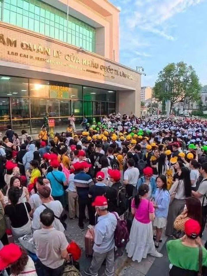 Cửa khẩu tại Việt Nam đông nghịt khách chờ xuất cảnh trong dịp nghỉ lễ 2/9.