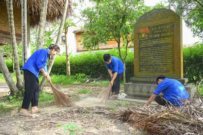 Đoàn viên thanh niên tham gia dọn dẹp, vệ sinh Di tích lịch sử quốc gia đặc biệt nhà cụ Vi Văn Khang. Ảnh: Nguyễn Cường