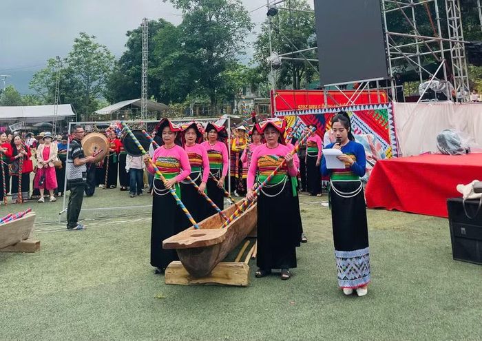 Tiết mục khua luống rộn rã tại Lễ hội Mường Ca Da. Ảnh: Hà Thuần