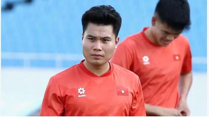 Không chỉ hỗ trợ phòng ngự, Tiến Anh còn thường xuyên dâng cao, phối hợp và tạo đột biến từ hành lang phải. Ảnh: Internet.