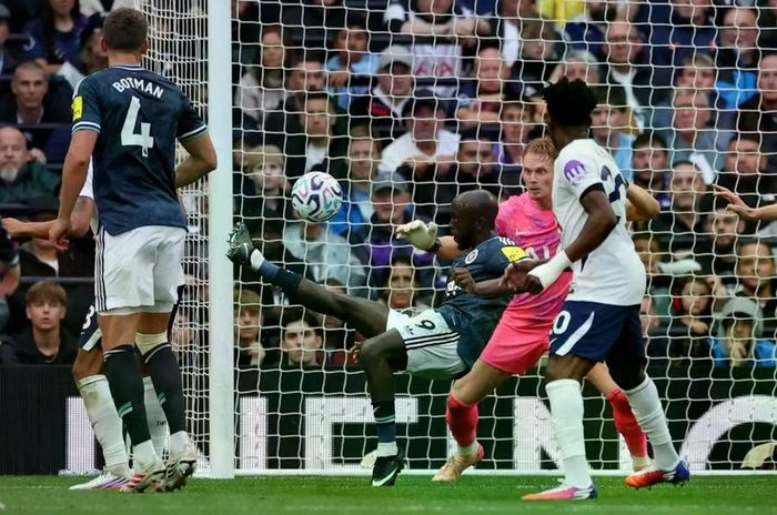 Tiền đạo Yoane Wissa thực hiện cú móc bóng trong vòng cấm để ghi bàn thứ hai cho Newcastle. Sau quả phạt góc của hậu vệ Lewis Hall, tiền đạo Nick Woltemade đánh đầu đưa bóng vào khu vực nguy hiểm, trước khi Wissa xử lý trong tư thế khó và đưa bóng qua thủ môn Antonin Kinsky. Ảnh: Reuters.