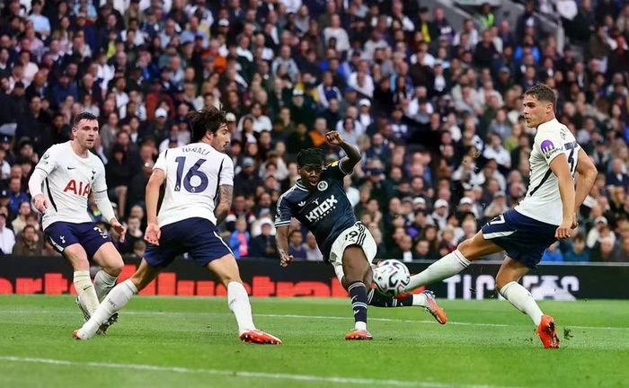 Tiền đạo Anthony Elanga tung cú sút chân trái mở tỷ số cho Newcastle sau tình huống có sự tham gia của tiền vệ Nico Gonzalez và hậu vệ Amar Dedic. Ngôi sao người Thụy Điển vượt qua tiền vệ Sandro Tonali rồi đưa bóng chạm cột đi vào lưới, ghi bàn thứ 2 của anh tại Ngoại hạng Anh mùa này. Ảnh: Shutterstock Editorial.