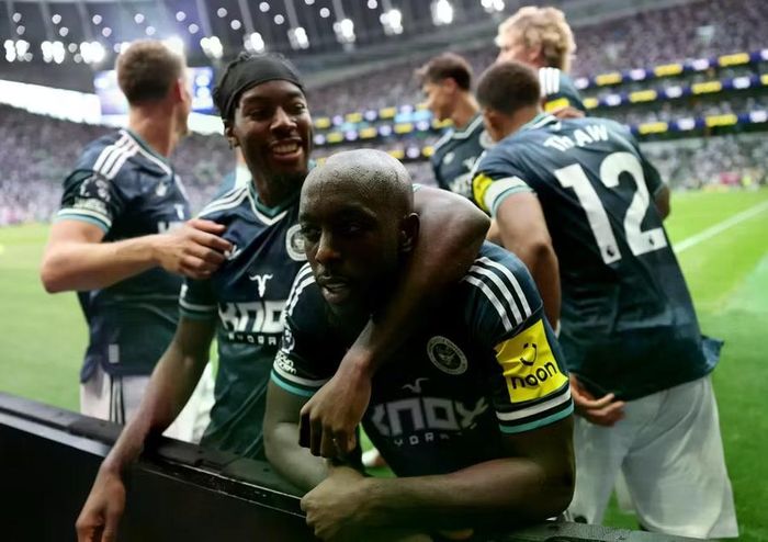 Các đồng đội Newcastle chia vui với Yoane Wissa khi anh ghi bàn ấn định chiến thắng 2-0. Chân sút từng gặp khó khăn vì chấn thương mùa trước đã có pha xử lý kỹ thuật đánh bại thủ môn Antonin Kinsky, giúp đội khách khép lại trận đấu với 3 điểm trọn vẹn. Ảnh: Getty.