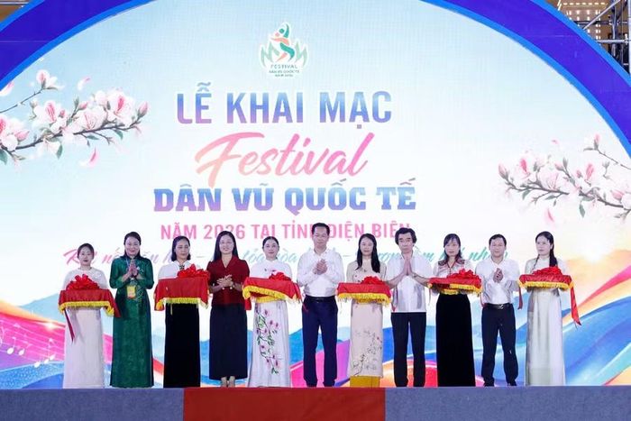 Các đại biểu thực hiện nghi thức khai mạc.