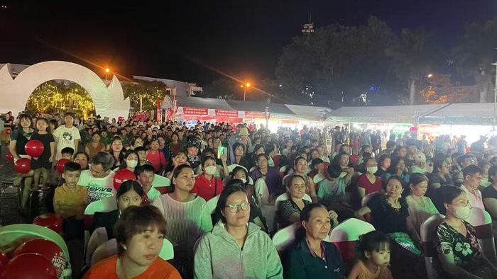 Đông đảo du khách và nhân dân địa phương tham dự khai mạc.