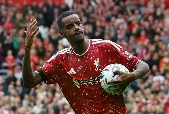Tiền đạo Alexander Isak mừng bàn gỡ 1-1 cho Liverpool ở phút 60 trong trận hòa Nottingham Forest 2-2 tại Anfield. Ảnh: AP.