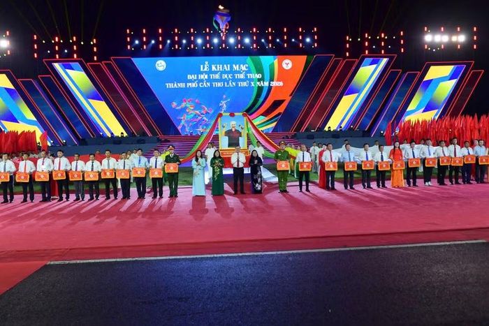 Lãnh đạo TP Cần Thơ trao Cờ lưu niệm cho đại diện các đoàn thể thao.