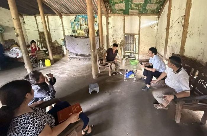 Cán bộ xã Văn Miếu rà soát thông tin hộ nghèo, hộ cận nghèo để xây dựng “Bản đồ an sinh”, hướng tới hỗ trợ đúng nhu cầu, đúng đối tượng.