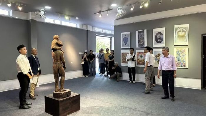 Chấm bài ngành Điêu khắc tại khoa Mỹ thuật tạo hình, Trường ĐH Nghệ thuật Huế.