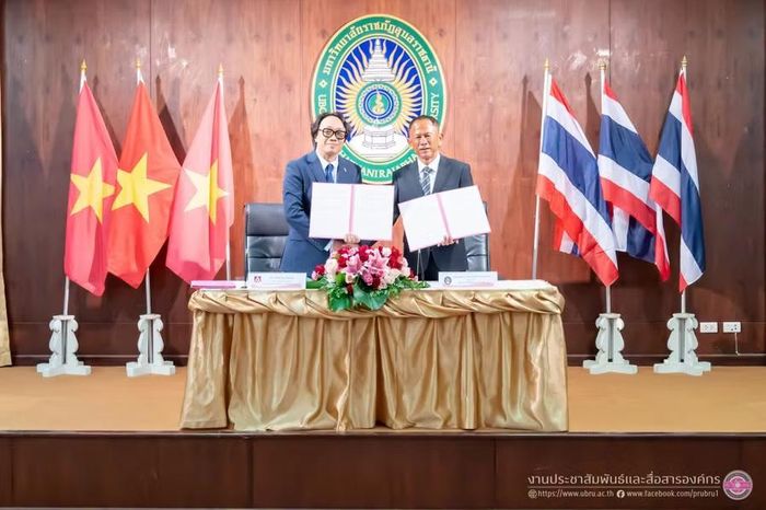 TS Phan Lê Chung, Phó Hiệu trưởng Phụ trách Trường ĐH Nghệ thuật Huế ký kết văn bản hợp tác toàn diện với PGS Thammarak La-Ongnual, Hiệu trưởng Trường Đại học Hoàng gia Ubon Ratchathani Rajabhat, Thái Lan