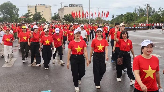 Người dân hưởng ứng sự kiện "Cùng Việt Nam tiến bước".