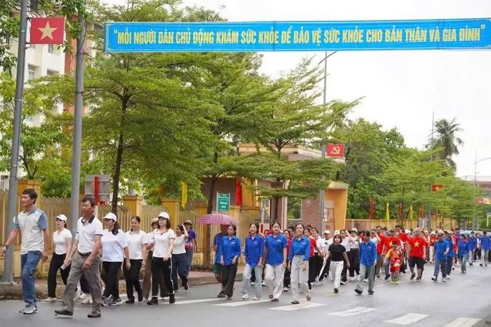 Người dân các xã, phường tham gia đi bộ.