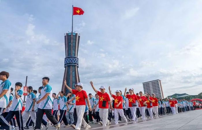 Đông đảo người dân hưởng ứng chương trình.