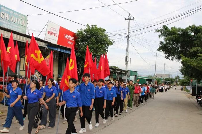 Hàng trăm người dân tại xã Cư Prao hưởng ứng chương trình.