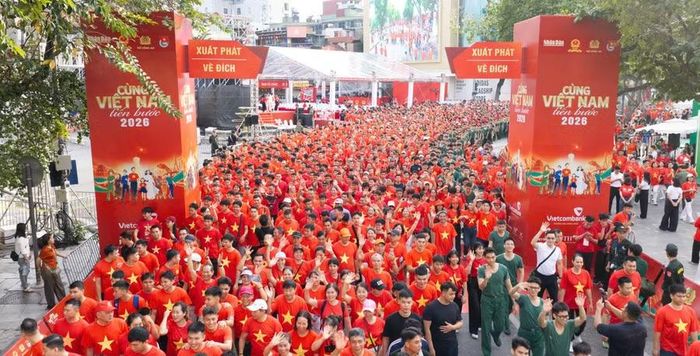 Hàng nghìn người tham gia chương trình tại Quảng trường 10/3.