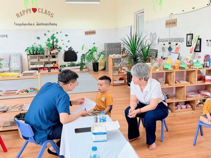 Trẻ tại Trường Mầm non La Phù (phân hiệu An Khánh B) được khám sức khỏe ngay tại lớp.