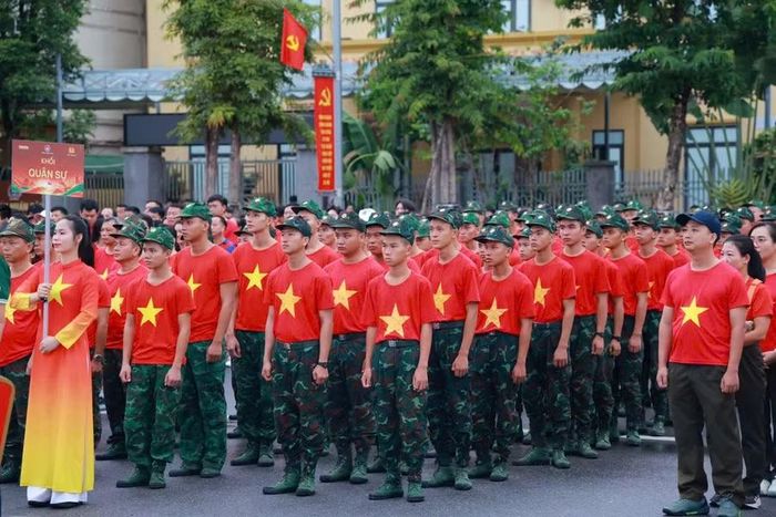 Hoạt động đi bộ "Cùng Việt Nam tiến bước" thu hút gần 10.000 người ở Hà Tĩnh tham gia.