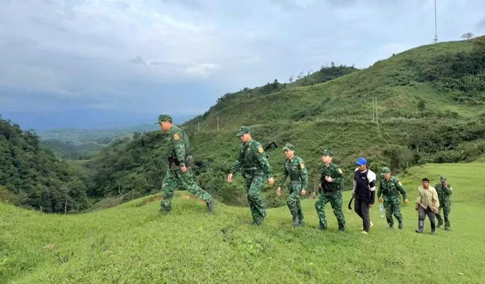 Bộ đội biên phòng tuần tra đường biên giới.