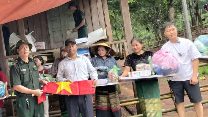Bộ đội biên phòng trao quà đến người dân vùng biên giới.