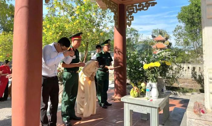 Dâng hương tưởng niệm các "địa chỉ đỏ".