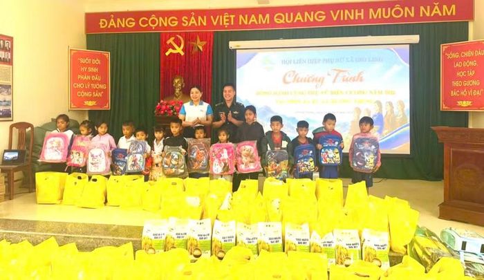 Đồn Biên phòng Hướng Phùng phối hợp các đơn vị tặng quà cho học sinh.