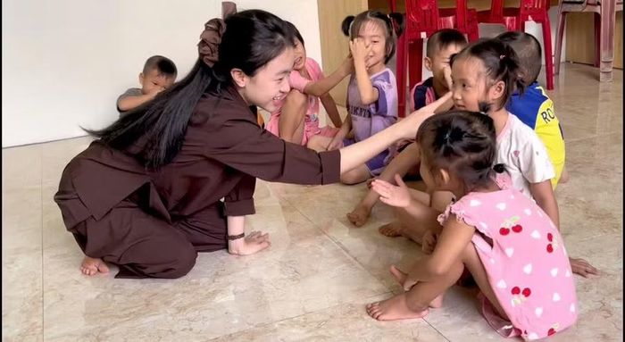 Những giờ học miễn phí của cô giáo trẻ dành cho các em nhỏ có hoàn cảnh khó khăn tại Chùa Vĩnh.