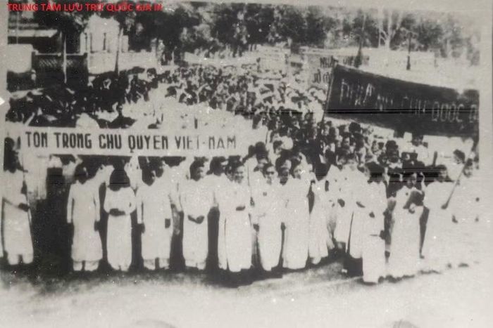 Đoàn biểu tình của tổ chức phụ nữ Cứu quốc ở Hà Nội, tháng 8/1945.