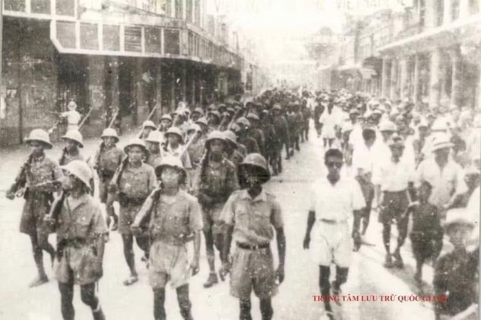 Nhân dân Hà Nội đón quân đồng minh vào giải giáp quân Nhật, phố Tràng Tiền, tháng 8/1945.