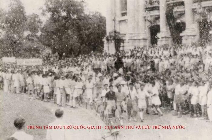 Mít tinh của quần chúng nhân dân trước Nhà hát Lớn - Hà Nội, ngày 17/8/1945.