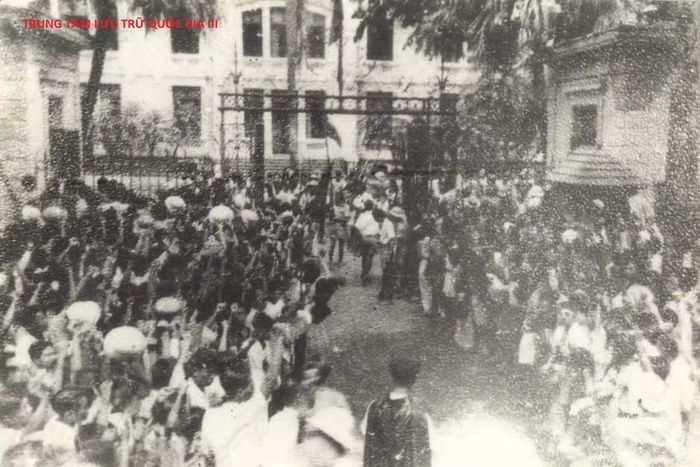 Quần chúng hoan hô lực lượng Việt Minh cướp Bắc Bộ Phủ ngày 19/8/1945.