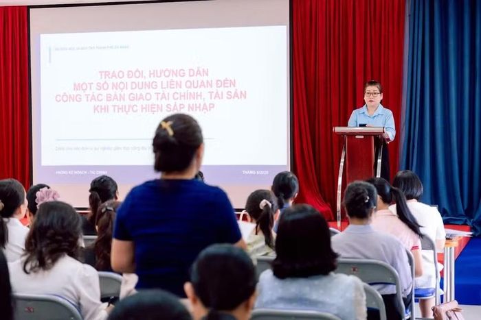 Lớp tập huấn còn là cơ hội để giải đáp các thắc mắc liên quan đến công tác bàn giao tài chính, tài sản khi thực hiện sáp nhập trường học.
