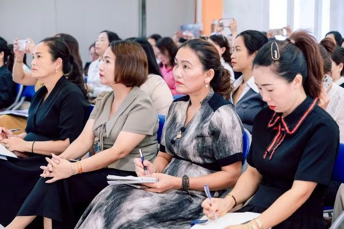 Lớp tập huấn có sự tham gia của hiệu trưởng 123 trường mầm non công lập sau sắp xếp và chuyên viên phụ trách giáo dục thuộc Phòng Văn hóa - Xã hội các xã, phường.