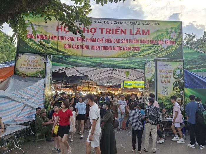 Nằm trong khuôn khổ Tuần Văn hóa Du lịch Mộc Châu, còn diễn ra Hội chợ nông sản, thủy sản...