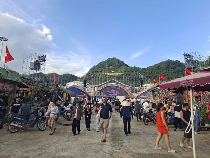 Nhiều du khách đến tham quan các gian hàng trưng bày nông sản, thổ cẩm tại quảng trường Mộc Châu.