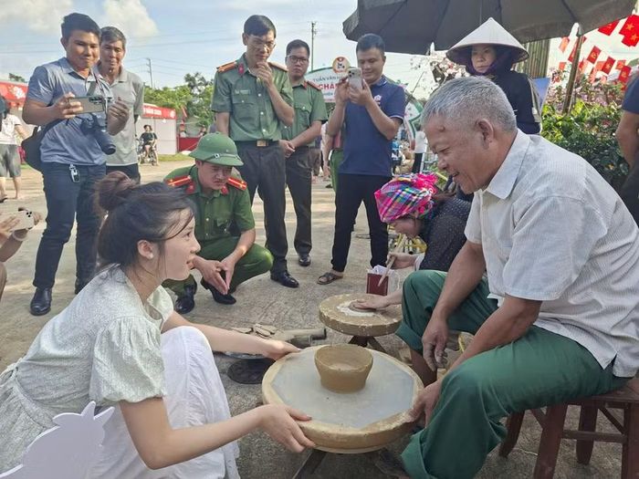 Du khách tham gia trải nghiệm làm gốm tại Tuần Văn hóa Du lịch Mộc Châu.