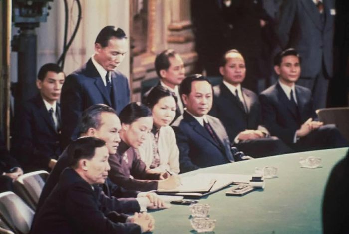 Bộ trưởng Bộ Ngoại giao Chính phủ cách mạng lâm thời Cộng hòa miền Nam Việt Nam Nguyễn Thị Bình ký Hiệp định Paris về Việt Nam, ngày 27/1/1973. (Nguồn: Phòng lưu trữ Bộ Ngoại giao)