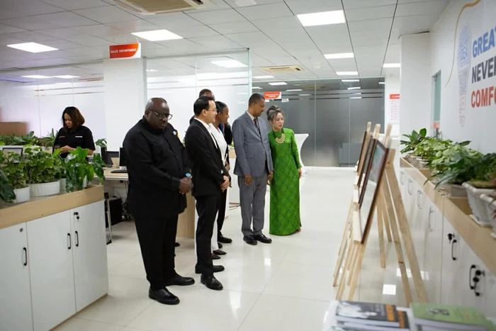 Các đại biểu tham quan khu vực trưng bày về Chủ tịch Hồ Chí Minh và quan hệ Việt Nam-châu Phi bên lề tọa đàm. (Nguồn: Đại sứ quán Việt Nam tại Tanzania)