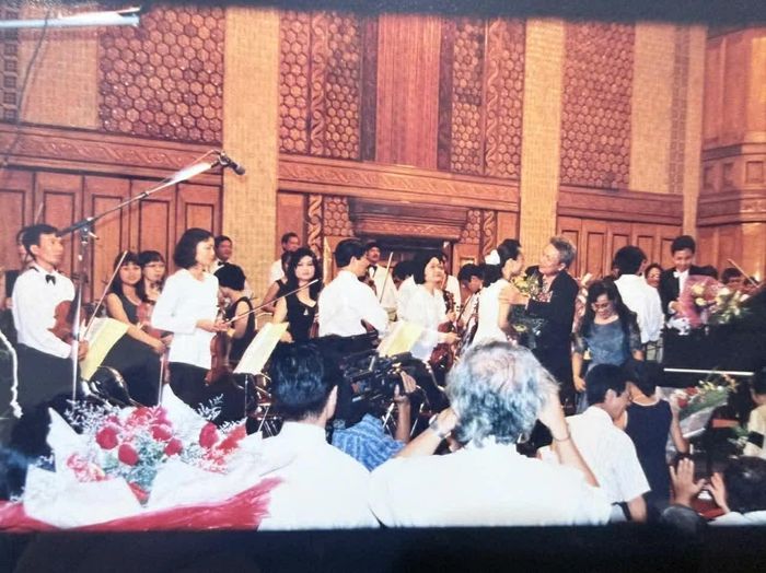 Nhạc sĩ Phú Quang ôm chúc mừng con gái đầu Nguyễn Trinh Hương trong buổi biểu diễn đầu tiên sau khi học từ Nga về. (Ảnh NVCC)