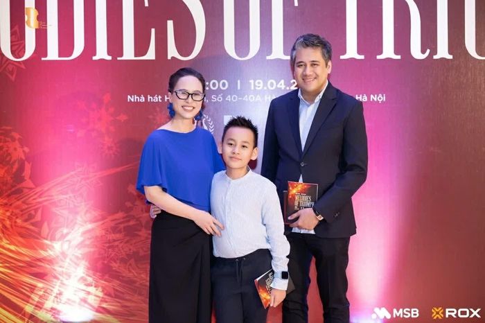 Nghệ sĩ piano Nguyễn Trinh Hương bên con trai Bùi Công Duy Anh và chồng là nghệ sĩ violin Bùi Công Duy. (Ảnh NVCC)