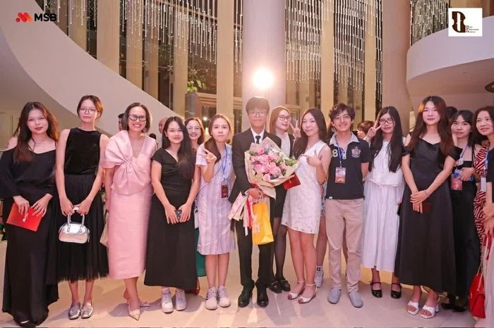 Tiến sĩ - giảng viên piano Nguyễn Trinh Hương bên các bạn học sinh lớp tài năng sau một buổi biểu diễn. (Ảnh NVCC)
