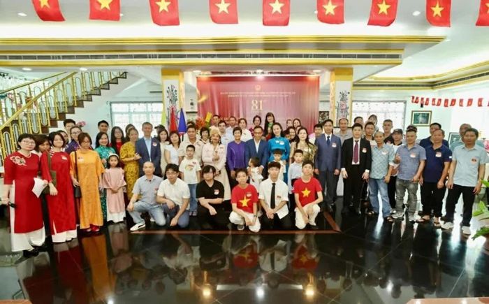 Đại sứ Đỗ Thùy Dương cùng các đại biểu chụp ảnh lưu niệm tại Lễ kỷ niệm 81 năm Quốc khánh Việt Nam. (Nguồn: Đại sứ quán Việt Nam tại Brunei Darussalam)