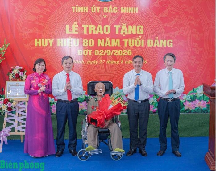 Các đồng chí lãnh đạo tỉnh Bắc Ninh tặng hoa chúc mừng đảng viên. Ảnh: Gia đình nhân vật cung cấp