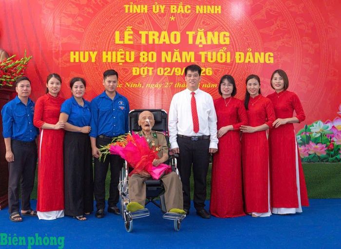 Thế hệ trẻ chụp ảnh lưu niệm cùng đảng viên có 80 năm tuổi Đảng Đỗ Việt Hưng. Ảnh: Gia đình nhân vật cung cấp