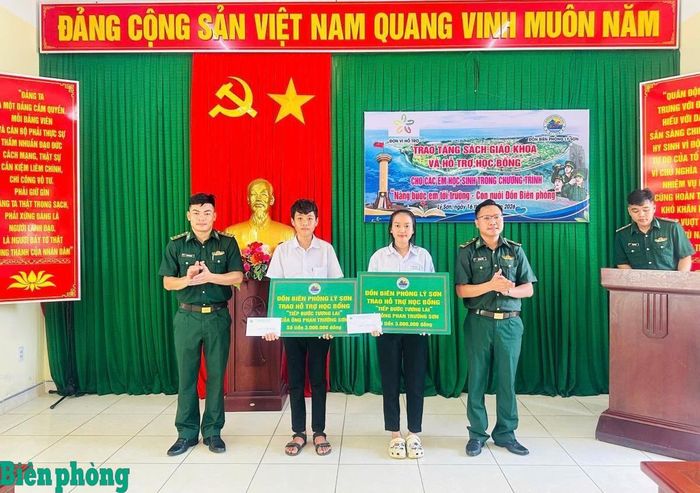 Cán bộ Đồn Biên phòng Lý Sơn, Bộ đội Biên phòng tỉnh Quảng Ngãi trao tặng sách giáo khoa và học bổng hỗ trợ học sinh ở đặc khu Lý Sơn chuẩn bị bước vào năm học mới 2026 - 2027. Ảnh: Tuấn Anh