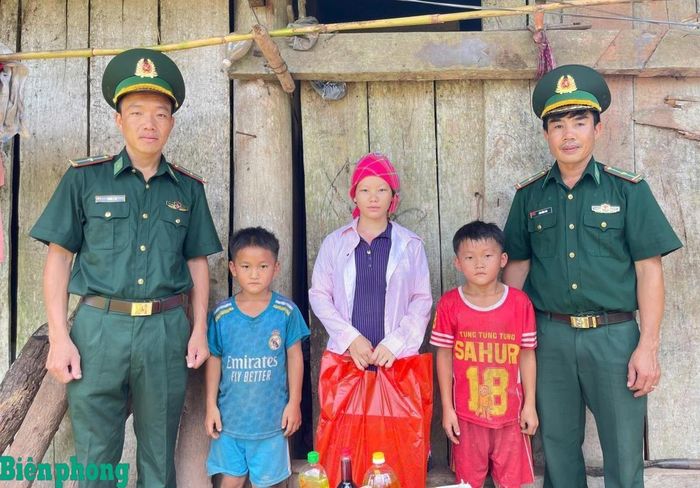 Cán bộ Đồn Biên phòng Nậm Nhừ chăm lo cho học sinh trên địa bàn chuẩn bị bước vào năm học mới 2026 - 2027. Ảnh: Xuân Điềm