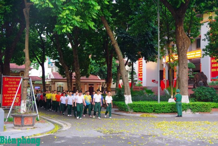 Cán bộ, chiến sĩ đi bộ trong phạm vi khuôn viên Cơ quan Bộ Tư lệnh Bộ đội Biên phòng. Ảnh: Thủy Nguyên