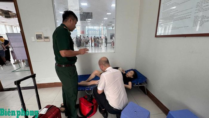Lực lượng chức năng kiểm tra, theo dõi tình trạng sức khỏe của nữ hành khách trước khi bàn giao. Ảnh: Xuân Quyết